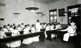 Занятия в школе нянь Воспитательного дома. Фотограф Булла. 1913 г.