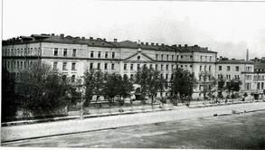 Общий вид здания приюта П.Г. Ольденбургского (Измайловский полк, 12-я рота, д. 36). Фотограф Булла. 1909 г.