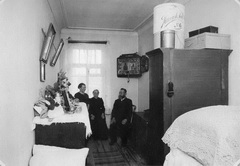 Комната в квартире рабочей семьи на Нарвском проспекте. 1900-е гг