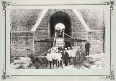 Группа инженеров, строивших К.П.Ж.Д. при осмотре тунели.