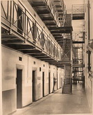 Вид на висячие галереи 2-го, 3-го, 4-го этажей в мужском отделении одиночного заключения (со стороны здания Окружного суда).