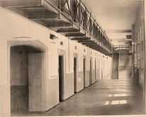 Вид одного из коридоров с одиночными камерами (на 5-м и 6-м) этажах в мужском отделении (со стороны Захарьевской улицы).