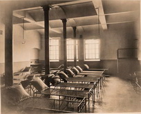 Вид помещения в мужском отделении ночного пребывания заключенных.