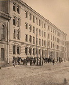 Группа горожан у здания Дома предварительного заключения (на Шпалерной улице, 25).