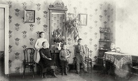 Фрагмент гостиной в доме Проскуряковых.