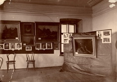 Фрагмент интерьера первой выставки картин в г. Красноярске