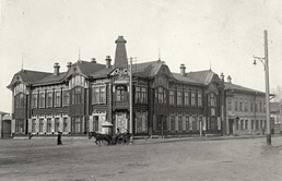 Фрагмент Владимирской площади с двумя жилыми зданиями