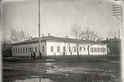 Перекресток ул. Благовещенской и Почтамтского переулка со зданием уездного училища