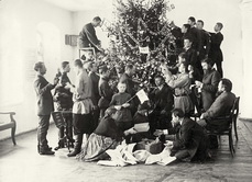 Украшение рождественской елки в Красноярской учительской семинарии