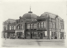 Здание торгового центра на Новобазарной площади