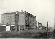 Фрагмент улицы Гостинской с угловым разворотом здания государственного банка на переднем плане