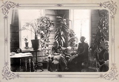 Фрагмент гостиной комнаты в деревянном флигеле Александры Петровны Кузнецовой
