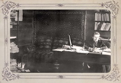 Внутренний вид рабочего кабинета в деревянном флигеле Александры Петровны Кузнецовой