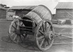 Повозка двухколесная (одноколка) с бочкой для доставки воды из д. Ярки Енисейского уезда.