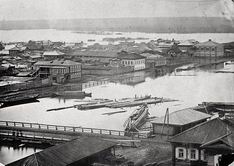 Панорама г. Енисейска по правому берегу реки Мельничной от Большого моста во время наводнения..