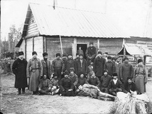 Группа колонистов (осужденных, отбывших свой срок) работает на строительстве железной дороги