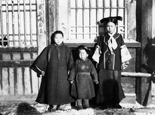 Маньчжурские женщина и дети