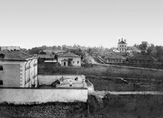 Вид со звонницы церкви Рождества Пресвятой Богородицы на тюремный замок и Ильинскую церковь