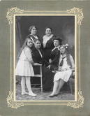 Мария Андреевна Попова в кругу своих дочерей и внучек.