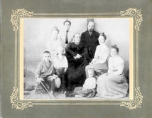 Иван Павлович и Мария Андреевна Поповы с родственниками и детьми