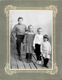Четверо из семи детей Поповых - Павел, Александра, Иван и Георгий.