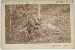 Охотник с собакой, обученной охоте на медведя.