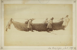 Мезенские охотники на тюленей на льду Белого моря.