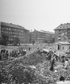 Граждане в расчистке на развалинах улиц Берлина.
